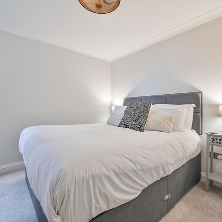 Top Floor Sandbanks Apartment With Free Parking Just Minutes From The Beach And Bars Canford Cliffs Екстериор снимка