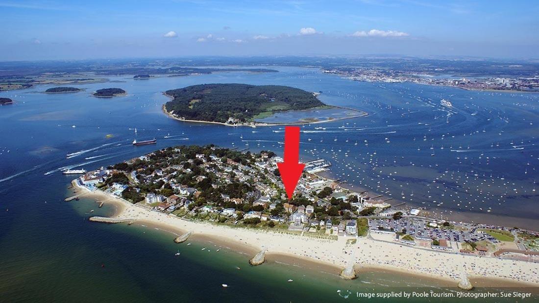 Top Floor Sandbanks Apartment With Free Parking Just Minutes From The Beach And Bars Canford Cliffs Екстериор снимка