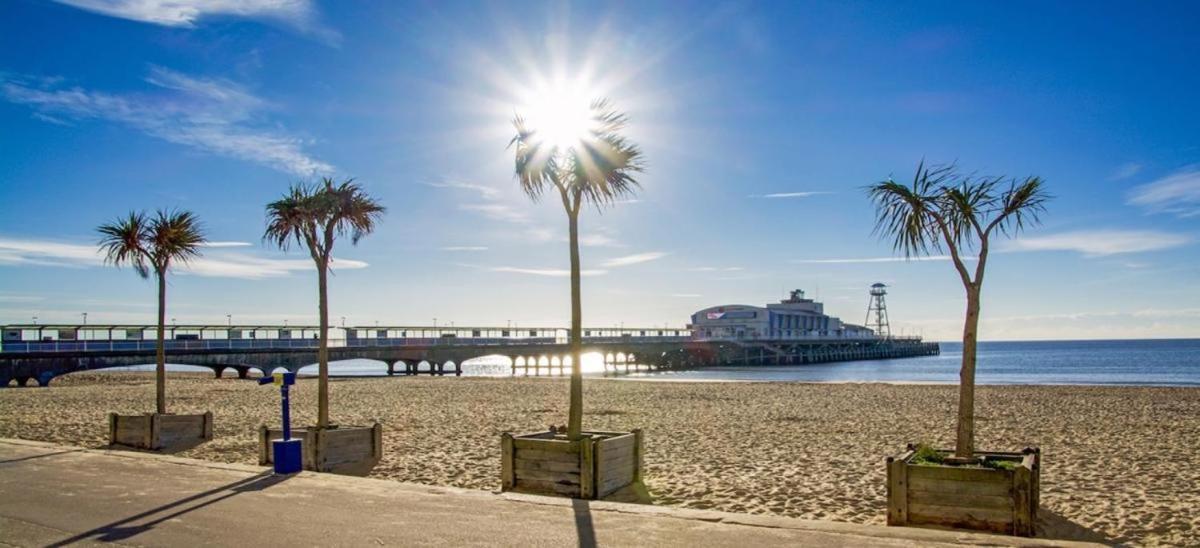 Top Floor Sandbanks Apartment With Free Parking Just Minutes From The Beach And Bars Canford Cliffs Екстериор снимка