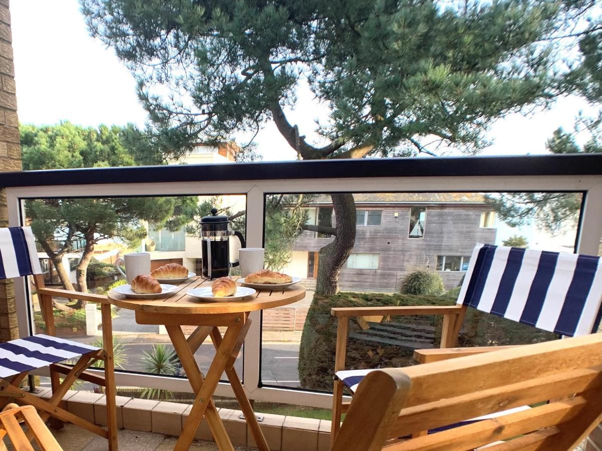Top Floor Sandbanks Apartment With Free Parking Just Minutes From The Beach And Bars Canford Cliffs Екстериор снимка