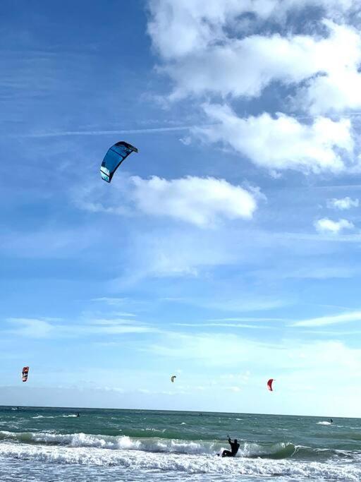 Top Floor Sandbanks Apartment With Free Parking Just Minutes From The Beach And Bars Canford Cliffs Екстериор снимка