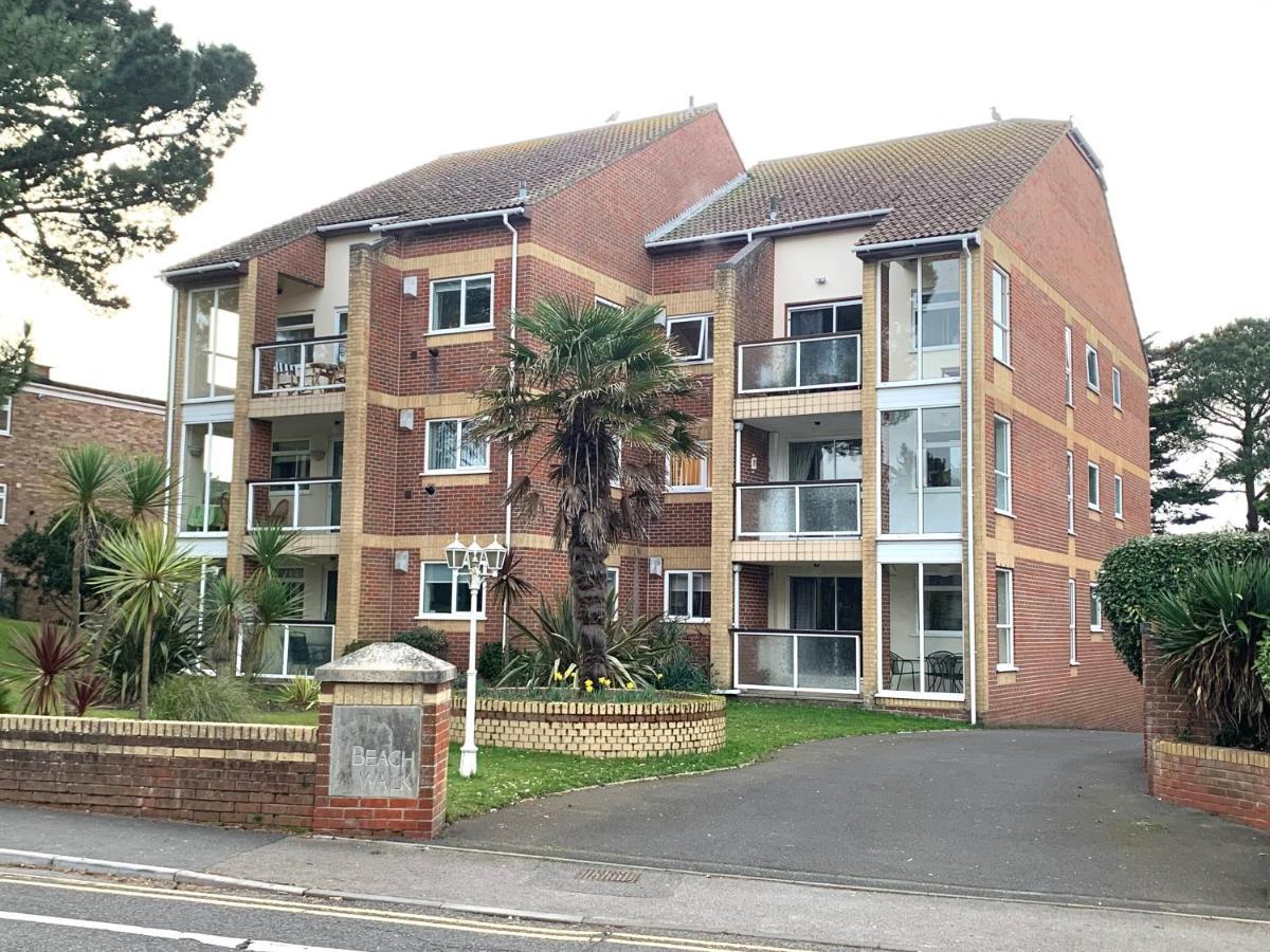 Top Floor Sandbanks Apartment With Free Parking Just Minutes From The Beach And Bars Canford Cliffs Екстериор снимка