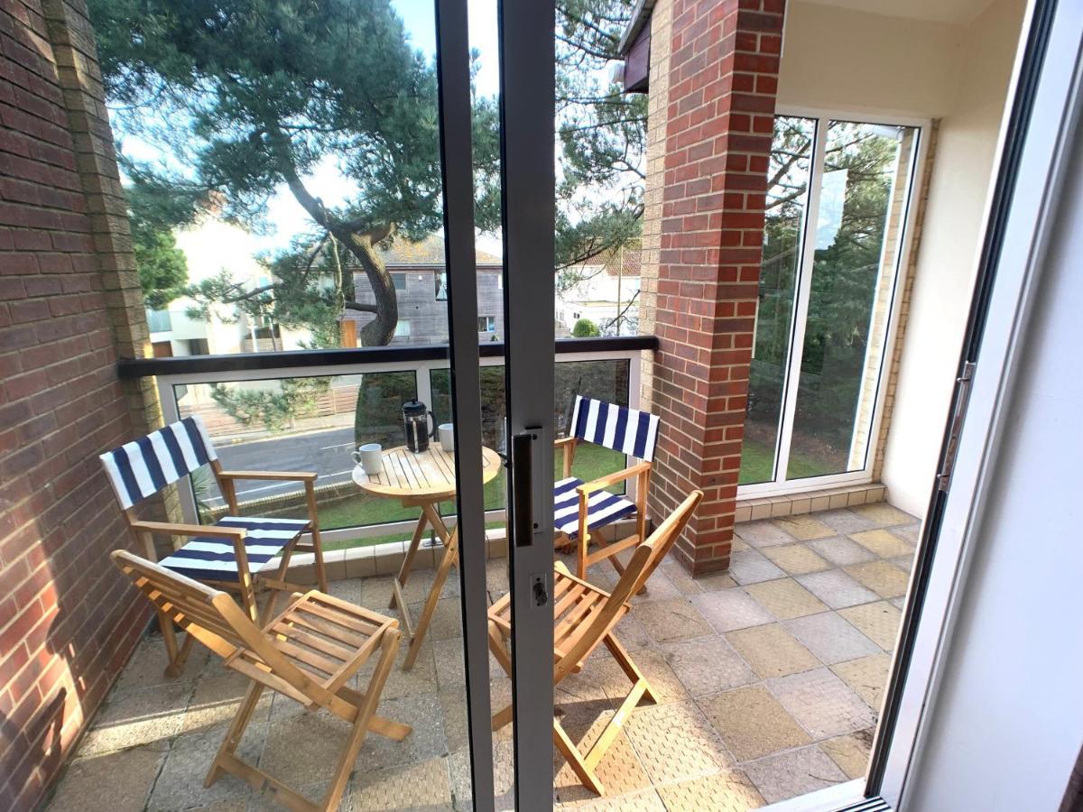 Top Floor Sandbanks Apartment With Free Parking Just Minutes From The Beach And Bars Canford Cliffs Екстериор снимка