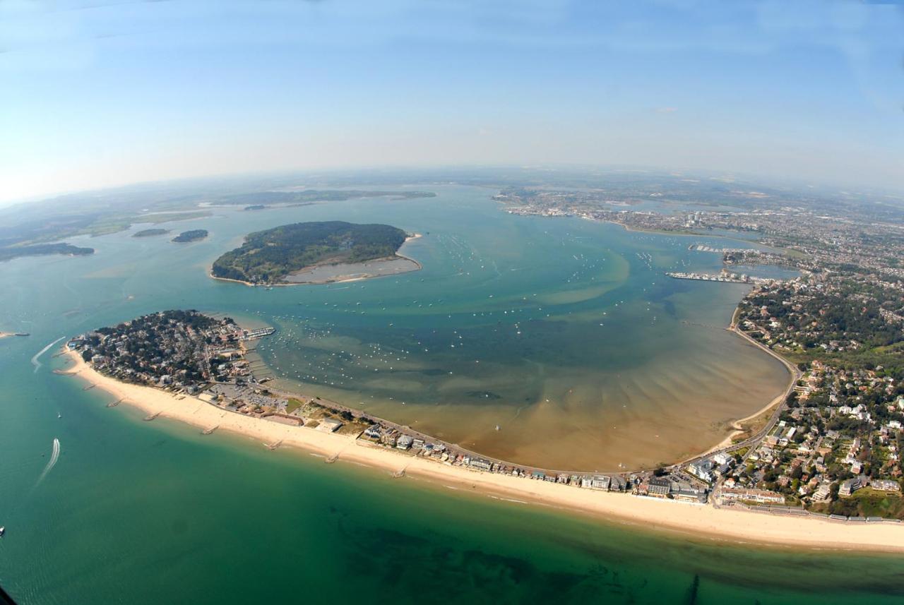 Top Floor Sandbanks Apartment With Free Parking Just Minutes From The Beach And Bars Canford Cliffs Екстериор снимка