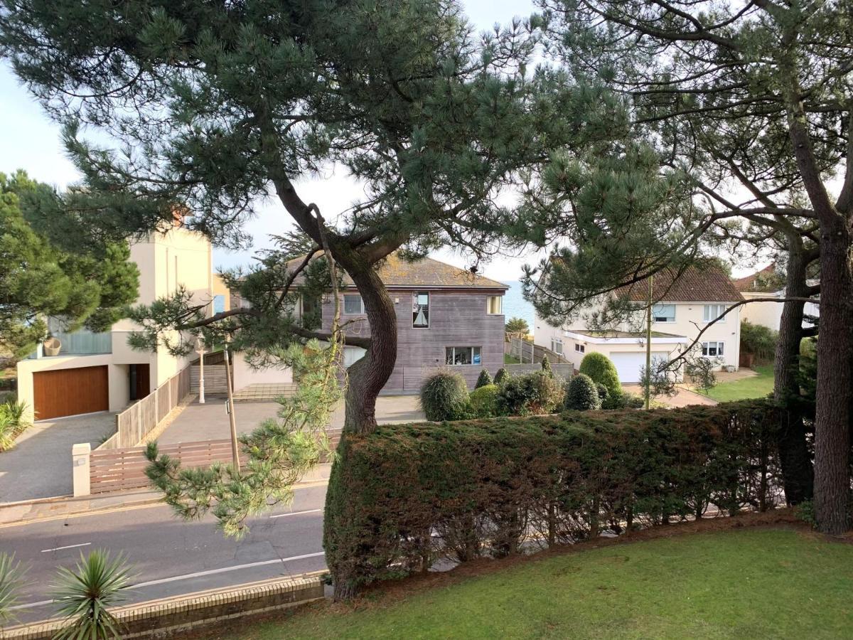 Top Floor Sandbanks Apartment With Free Parking Just Minutes From The Beach And Bars Canford Cliffs Екстериор снимка