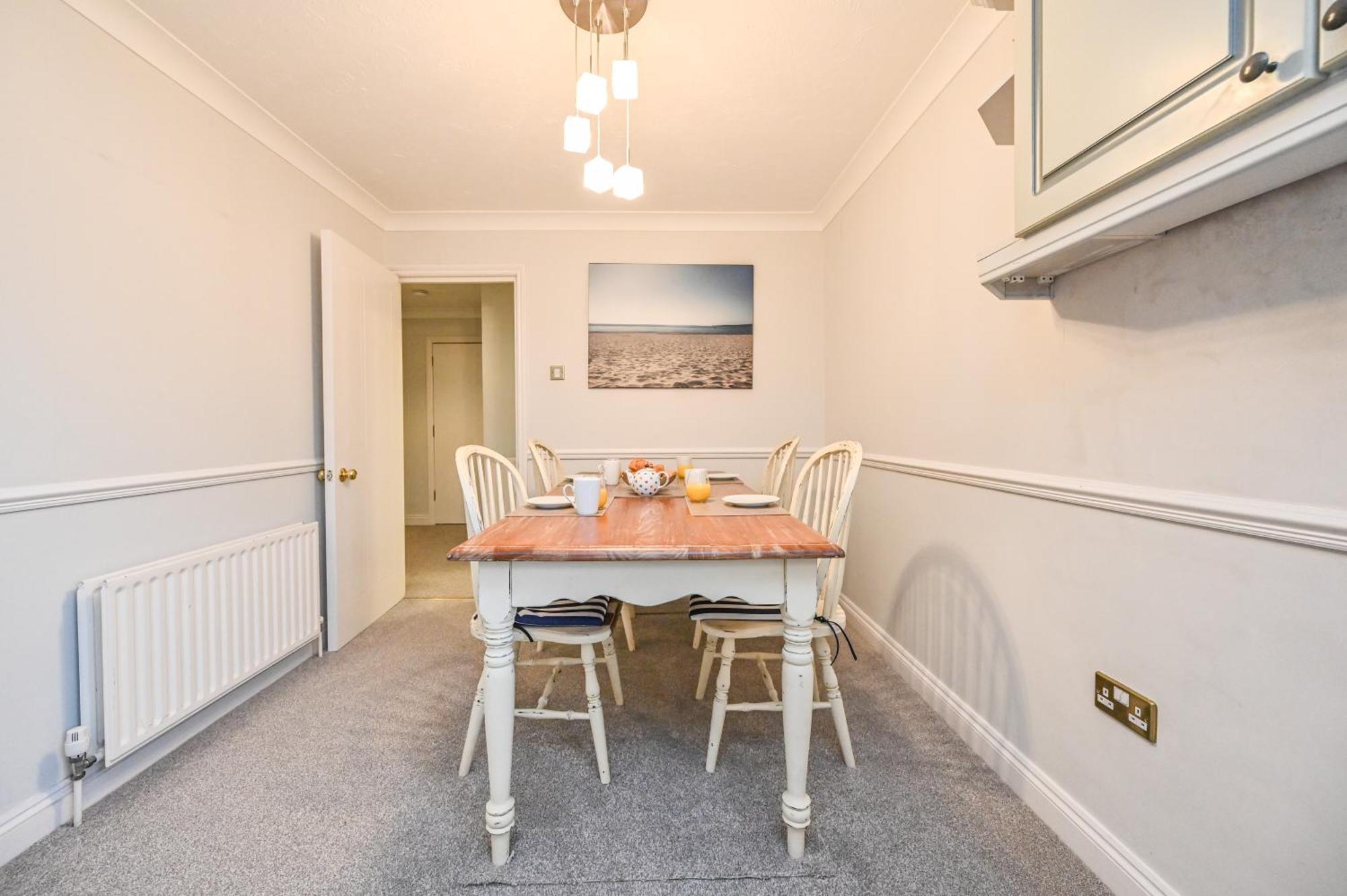 Top Floor Sandbanks Apartment With Free Parking Just Minutes From The Beach And Bars Canford Cliffs Екстериор снимка