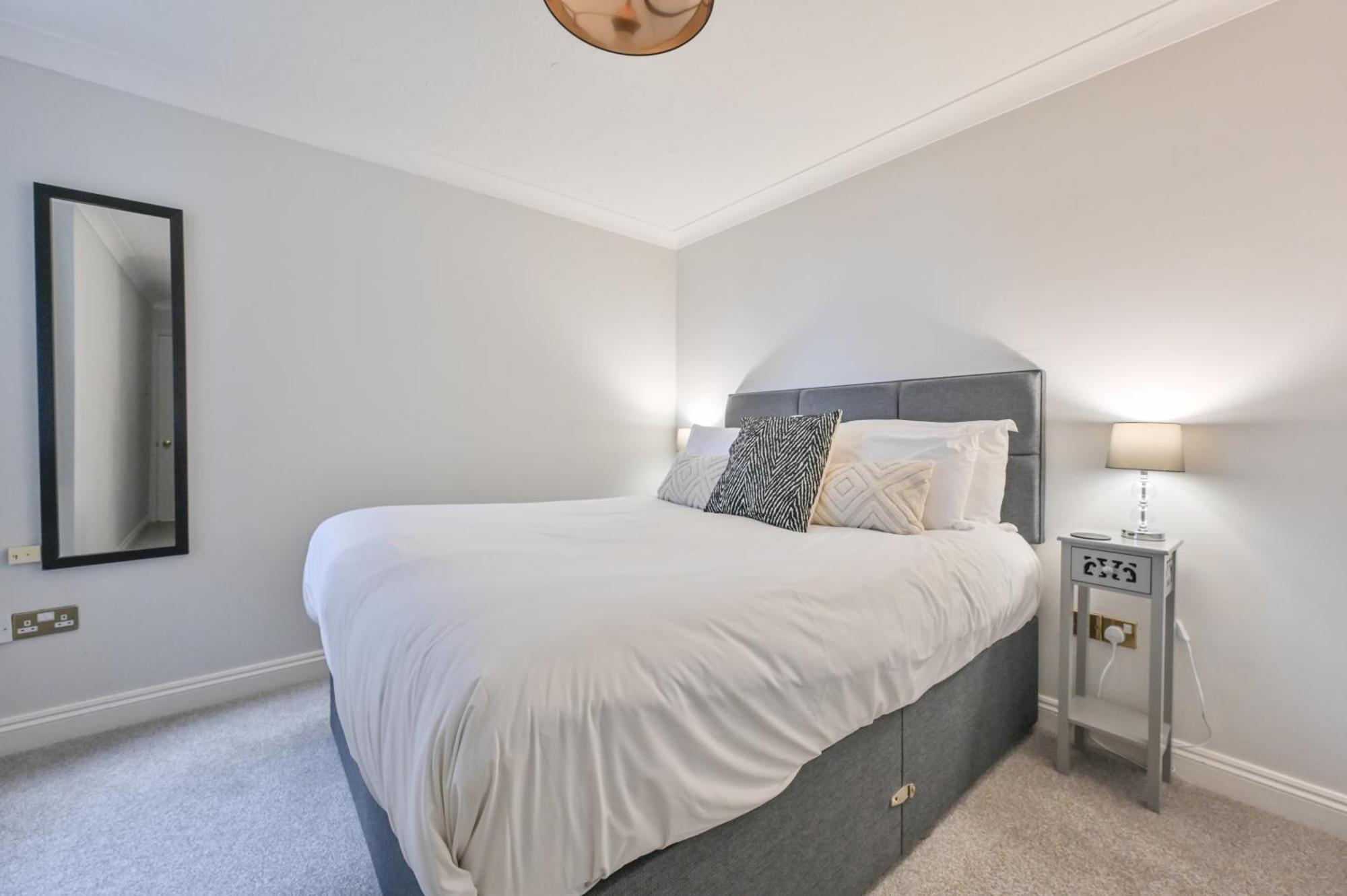 Top Floor Sandbanks Apartment With Free Parking Just Minutes From The Beach And Bars Canford Cliffs Екстериор снимка