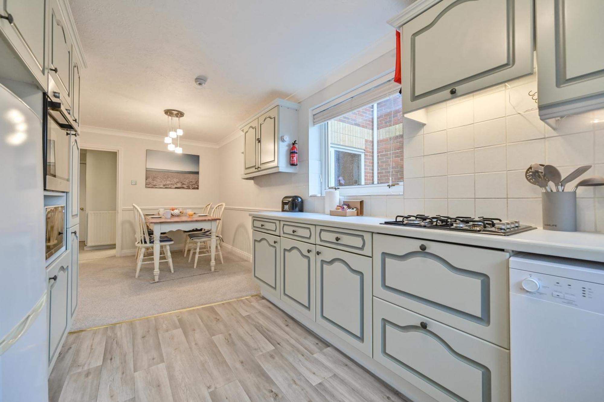 Top Floor Sandbanks Apartment With Free Parking Just Minutes From The Beach And Bars Canford Cliffs Екстериор снимка