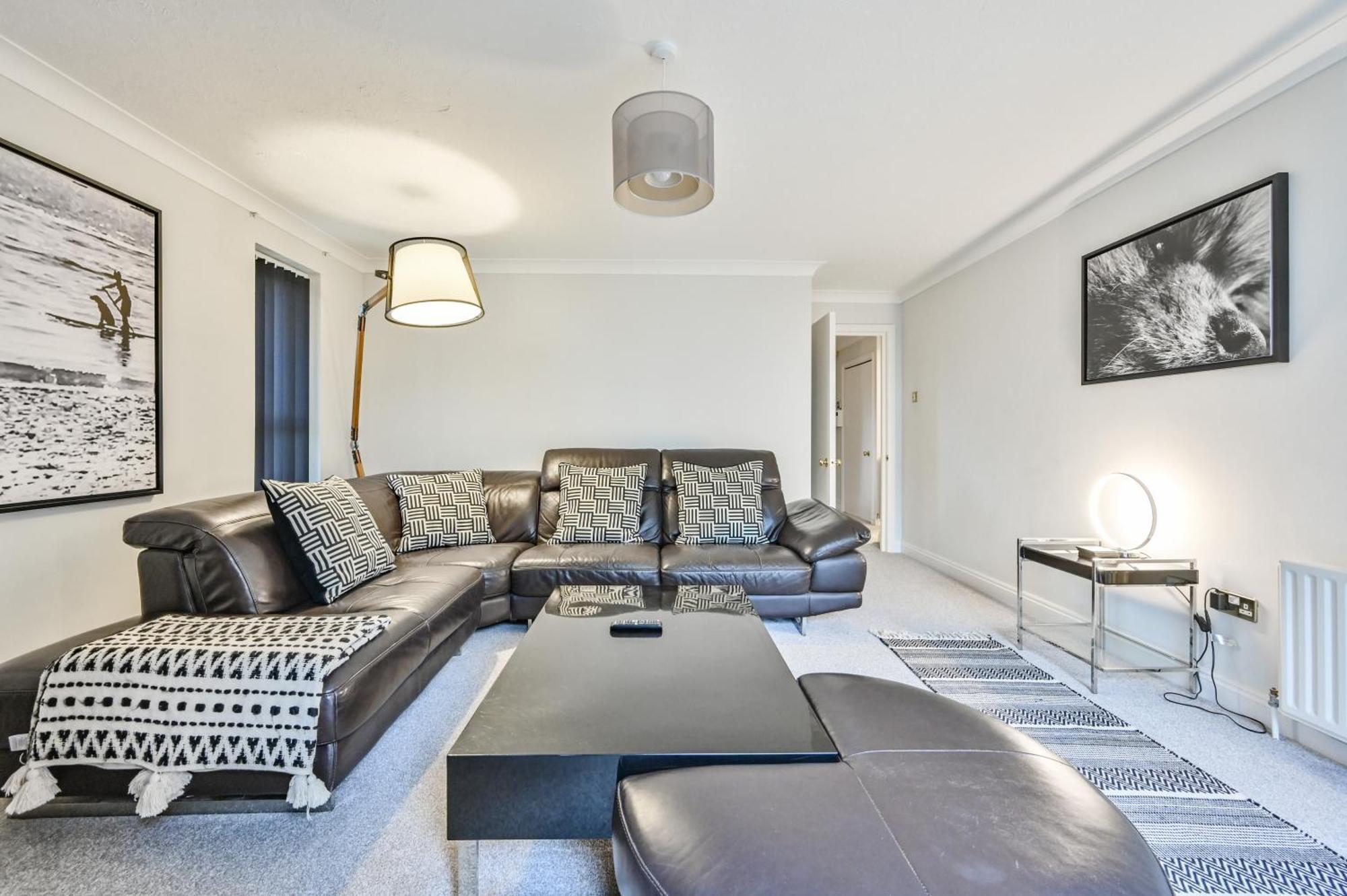 Top Floor Sandbanks Apartment With Free Parking Just Minutes From The Beach And Bars Canford Cliffs Екстериор снимка