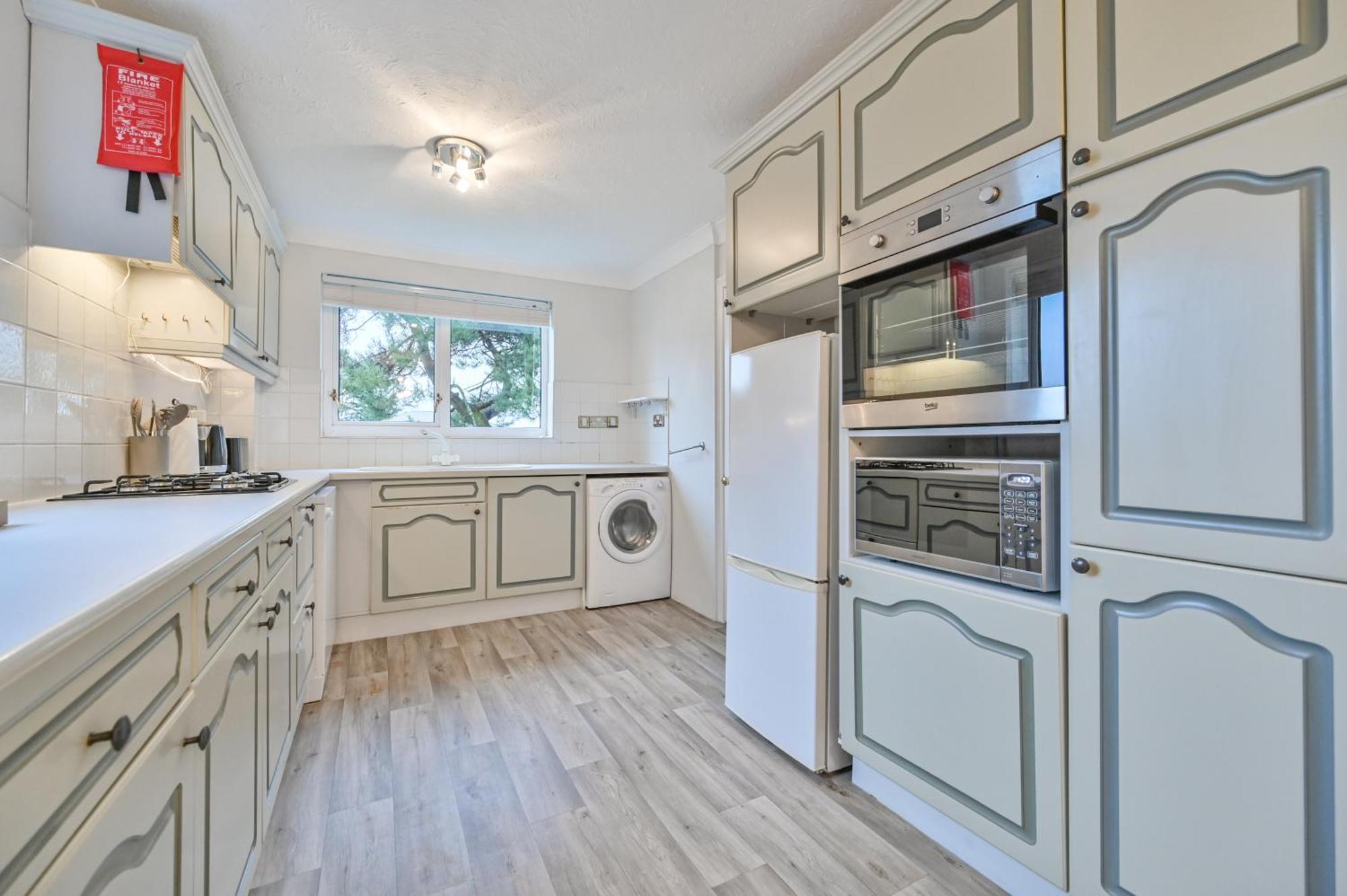 Top Floor Sandbanks Apartment With Free Parking Just Minutes From The Beach And Bars Canford Cliffs Екстериор снимка