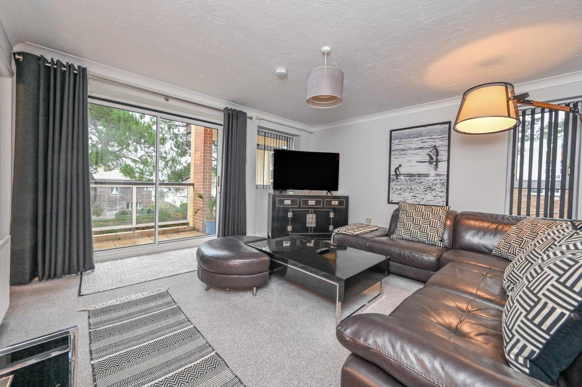 Top Floor Sandbanks Apartment With Free Parking Just Minutes From The Beach And Bars Canford Cliffs Екстериор снимка