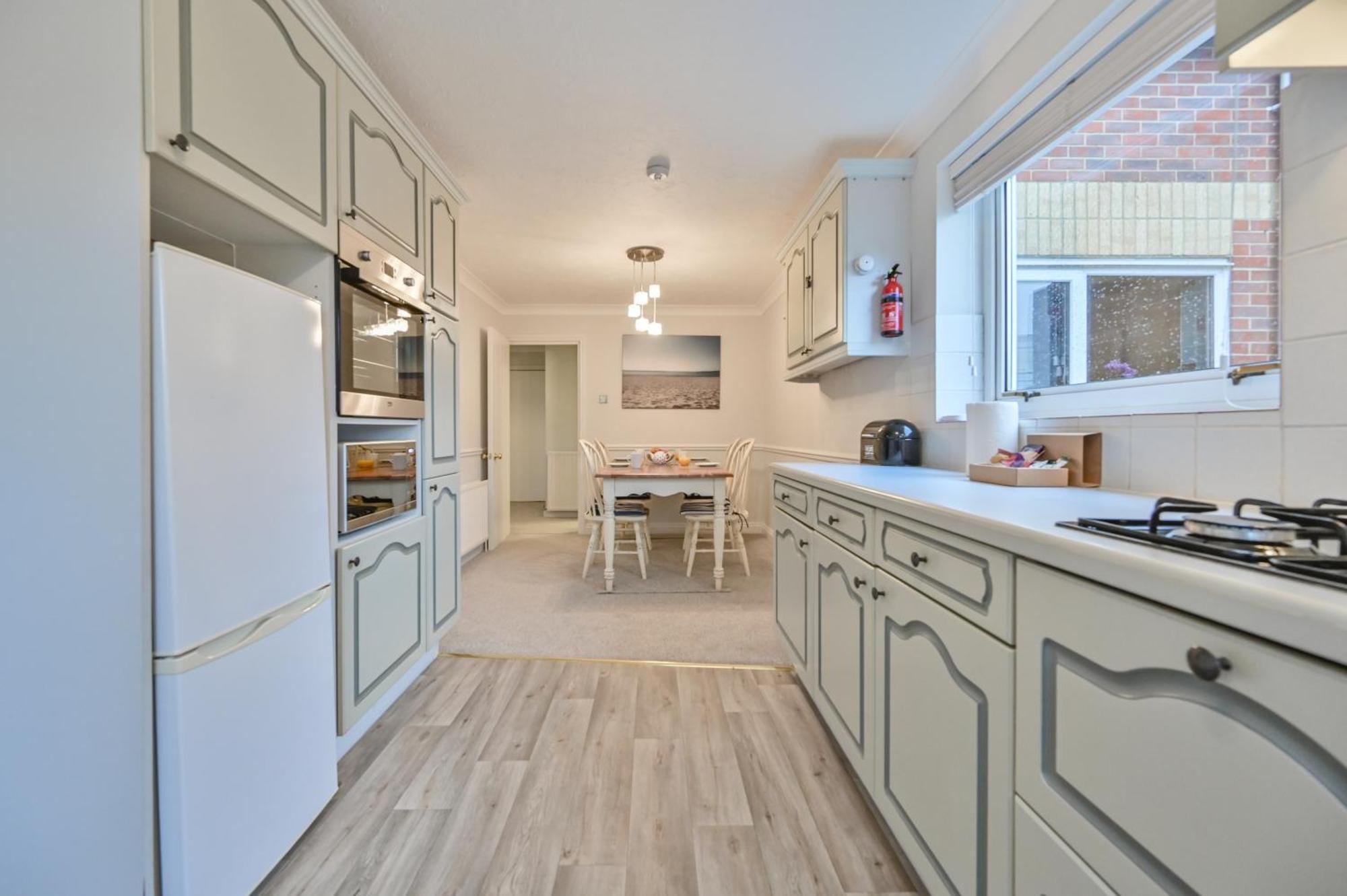 Top Floor Sandbanks Apartment With Free Parking Just Minutes From The Beach And Bars Canford Cliffs Екстериор снимка