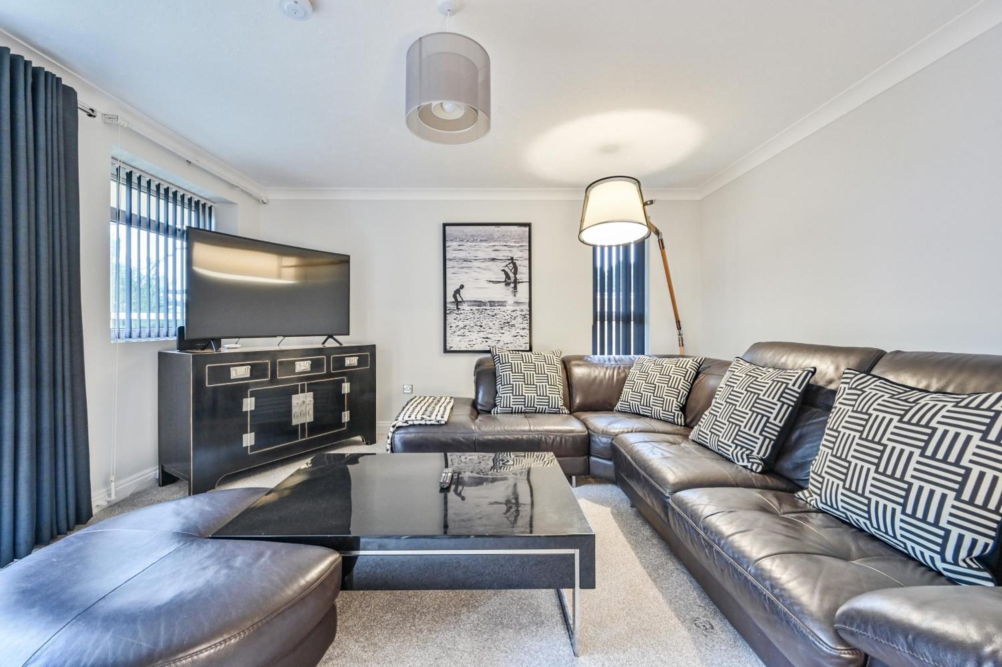 Top Floor Sandbanks Apartment With Free Parking Just Minutes From The Beach And Bars Canford Cliffs Екстериор снимка