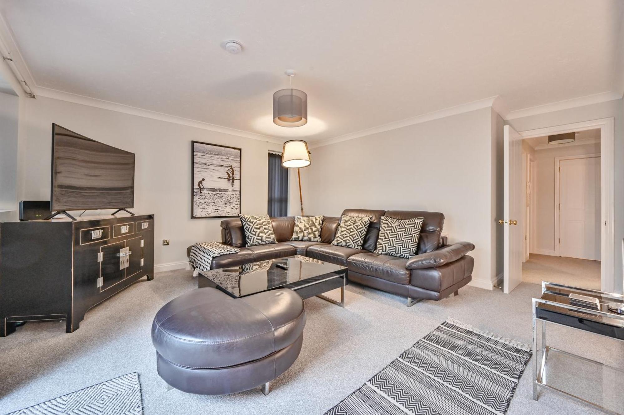 Top Floor Sandbanks Apartment With Free Parking Just Minutes From The Beach And Bars Canford Cliffs Екстериор снимка