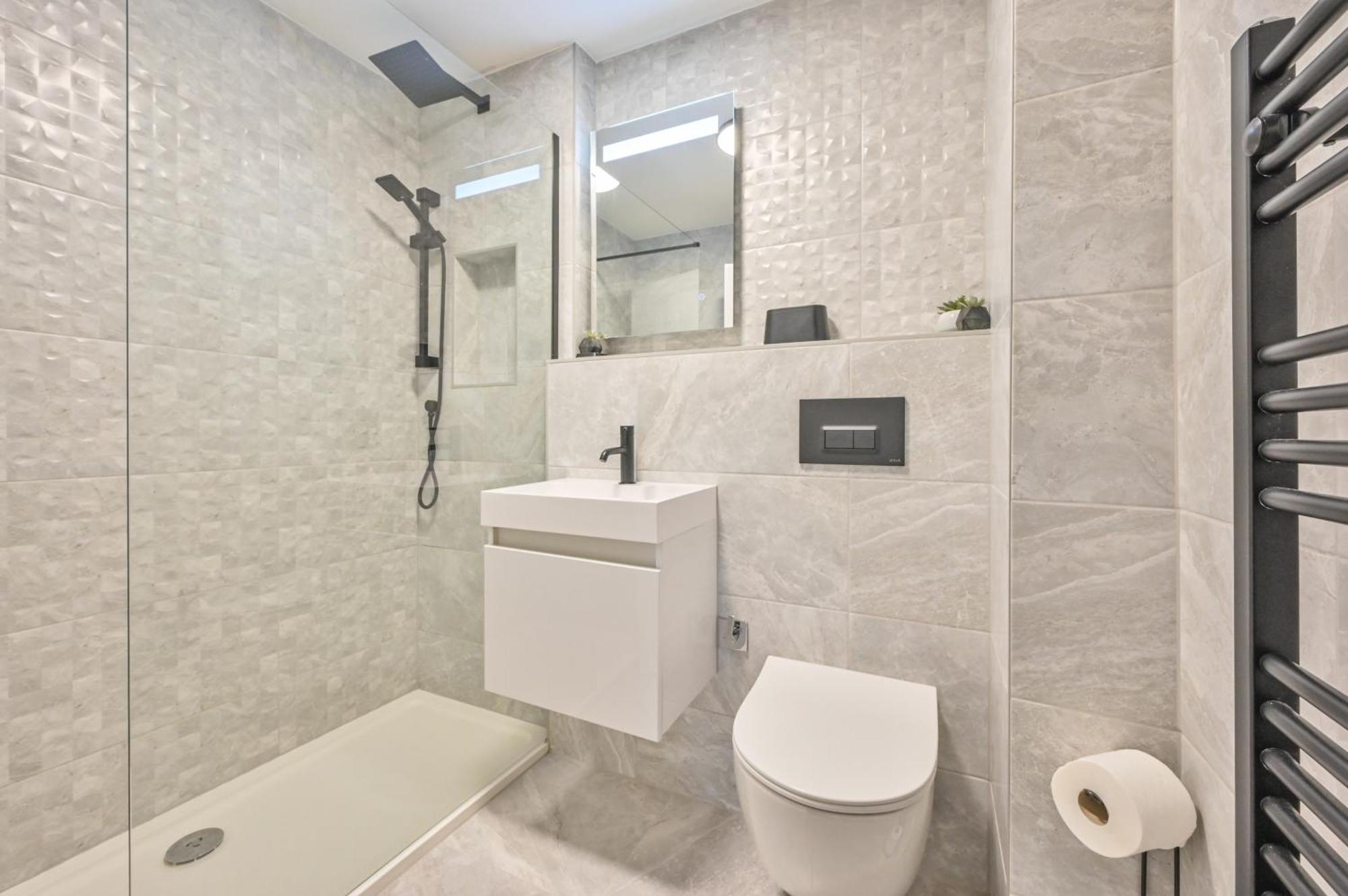 Top Floor Sandbanks Apartment With Free Parking Just Minutes From The Beach And Bars Canford Cliffs Екстериор снимка