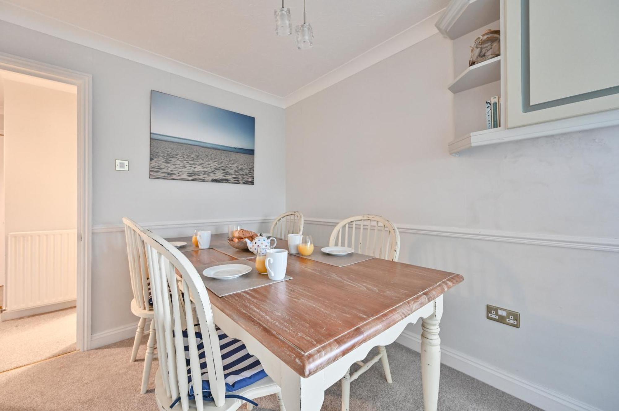 Top Floor Sandbanks Apartment With Free Parking Just Minutes From The Beach And Bars Canford Cliffs Екстериор снимка