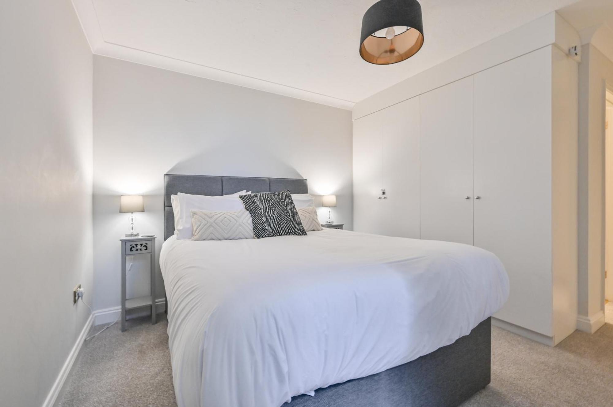 Top Floor Sandbanks Apartment With Free Parking Just Minutes From The Beach And Bars Canford Cliffs Екстериор снимка
