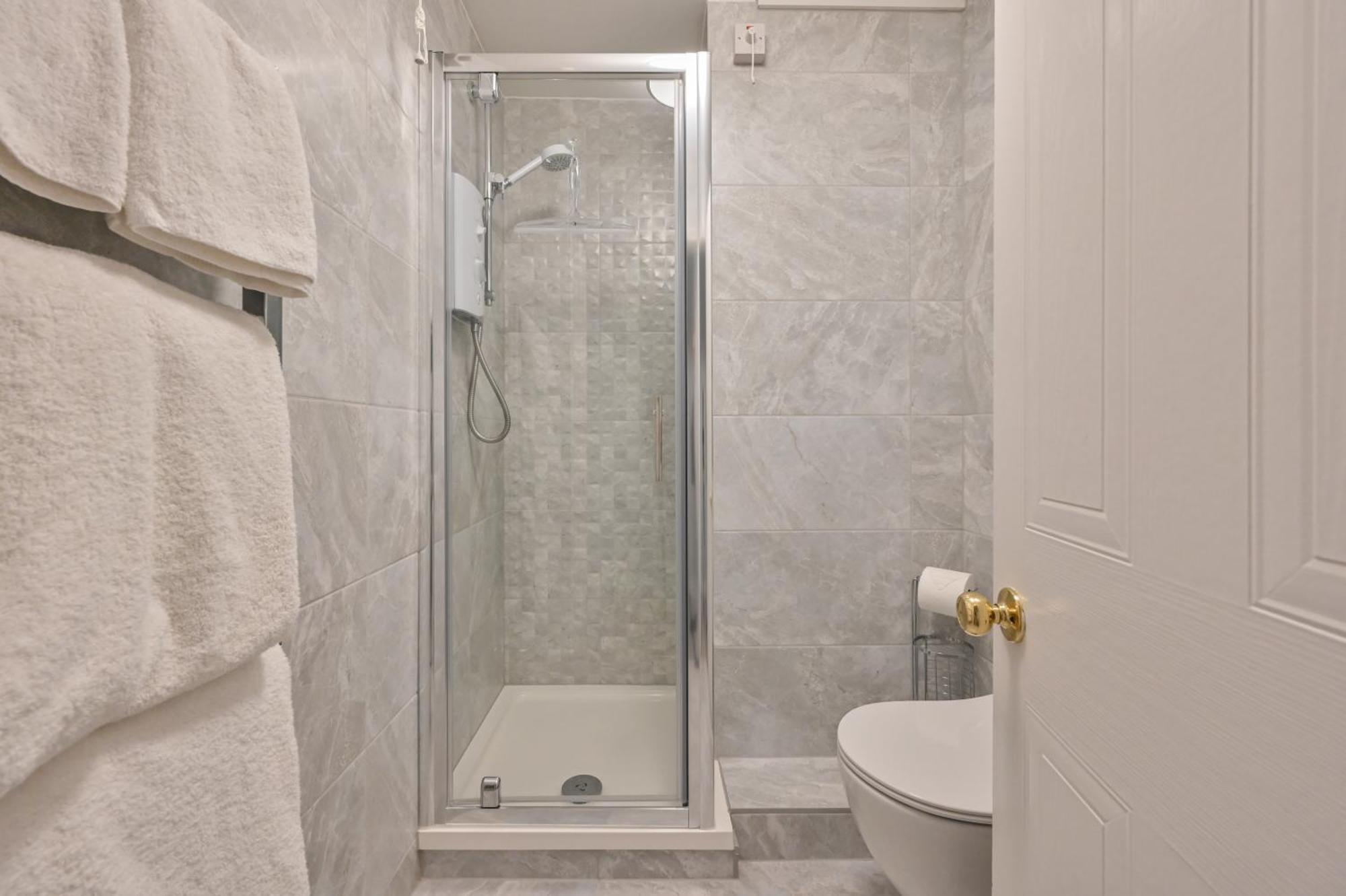 Top Floor Sandbanks Apartment With Free Parking Just Minutes From The Beach And Bars Canford Cliffs Екстериор снимка