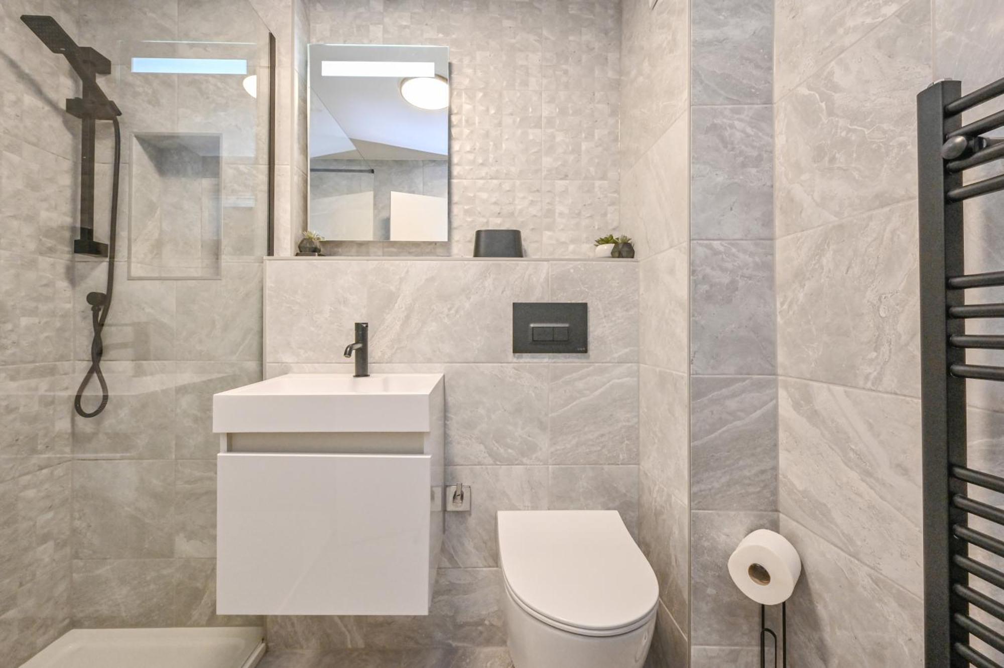 Top Floor Sandbanks Apartment With Free Parking Just Minutes From The Beach And Bars Canford Cliffs Екстериор снимка