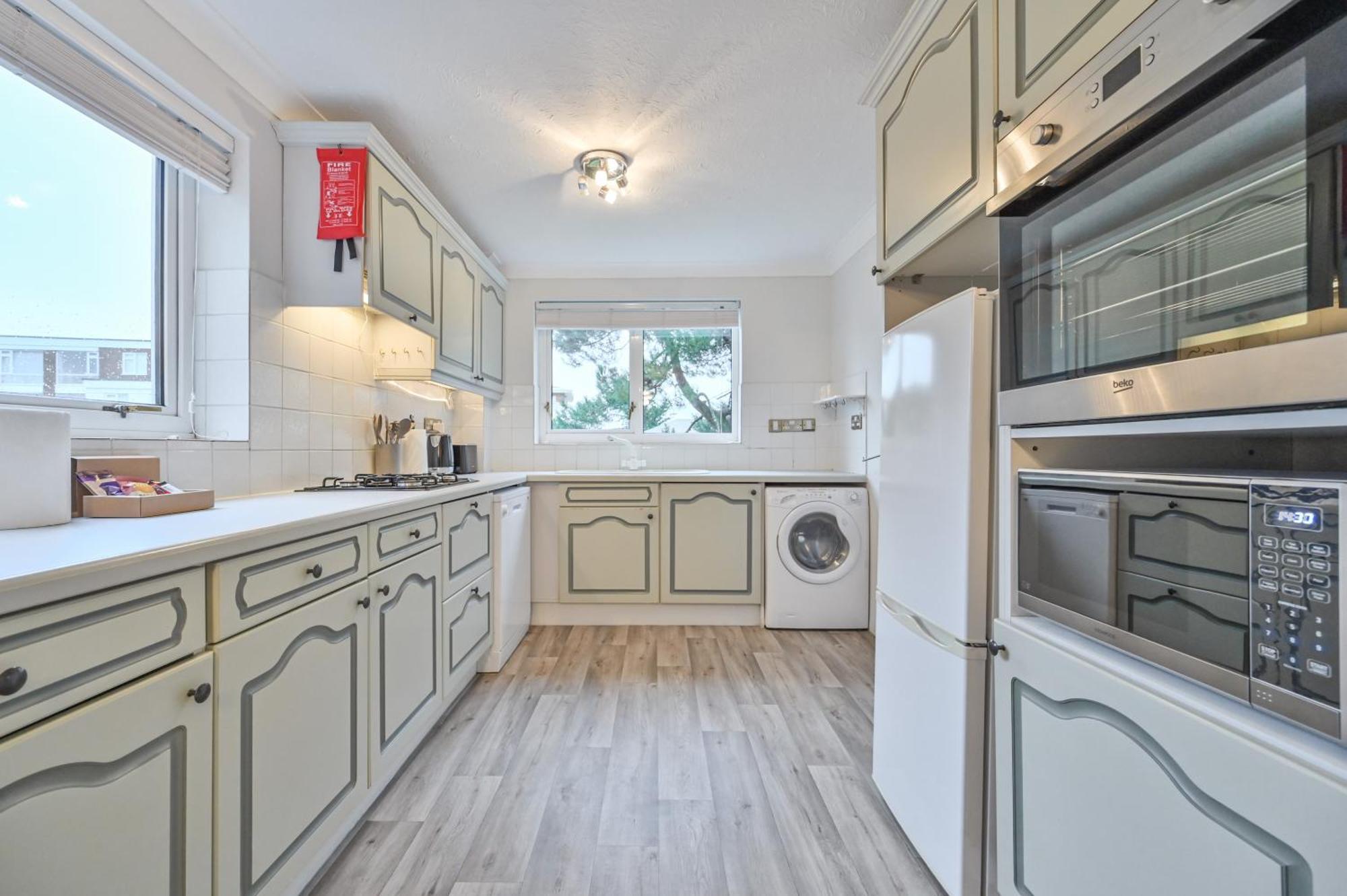 Top Floor Sandbanks Apartment With Free Parking Just Minutes From The Beach And Bars Canford Cliffs Екстериор снимка